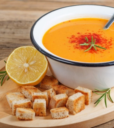 Traditionelle syrische Linsensuppe mit Zitrone und orientalischen Gewürzen