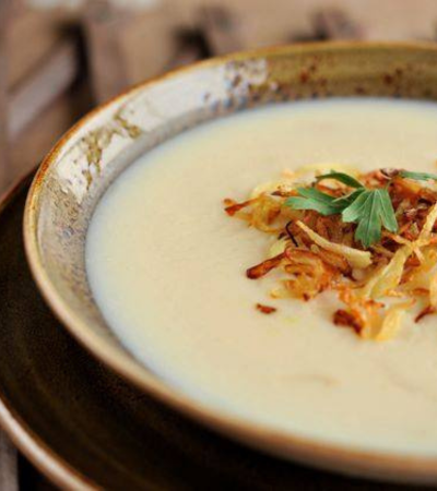 Vegetarischer Kischk - cremige orientalische Suppe mit Röstzwiebeln