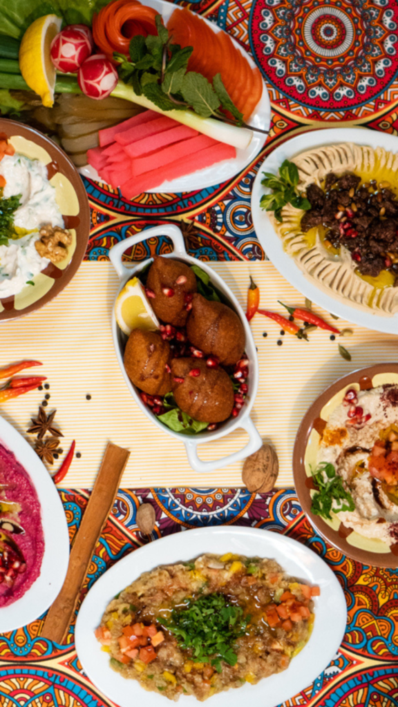 Orientalische Mezze und arabische Vorspeisen mit Kibbeh, Hummus und frischem Gemüse