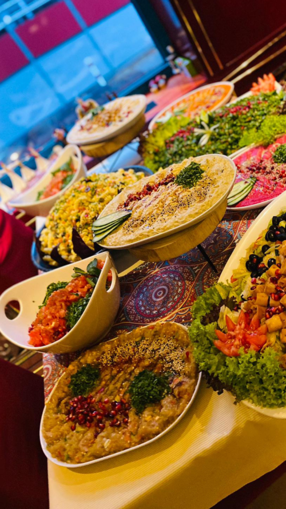 Orientalisches Mezze Buffet mit Hummus, Salaten und arabischen Spezialitäten